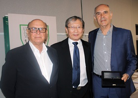 Dr. Tomas Kim, entrega à família da Dra. Vani Aparecida de Miranda Moscardini, o cartão de homenagem
