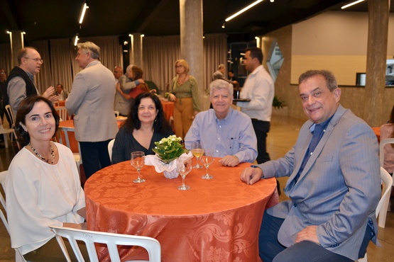 Na sequência, aconteceu o jantar. Na foto: Carmen Cecilia Barbieri Alvarenga, Terezinha de Arruda, Dr. Homero Ferraz de Arruda e Dr. Davidson Valentim Alvarenga, diretor científico do Centro Médico