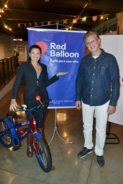 Anne Martins recebeu uma bicicleta, no bingo do Arraiá, de Roberto Cipro, da Red Baloon