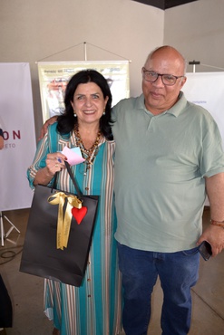 Mônica Del’Arco, recebe do Dr. Alexandre,