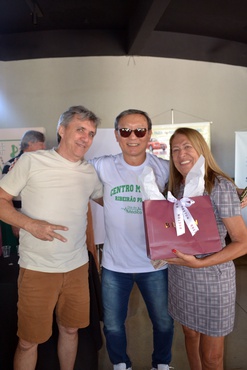 Dr. Kim entrega a Porfirio e Beth Seixas,