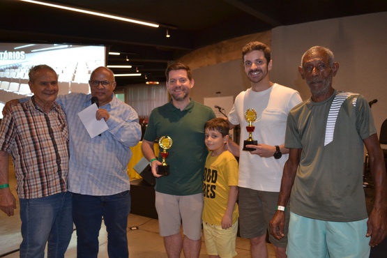 TORNEIO DE TÊNIS DO ANIVERSÁRIO DO CENTRO MÉDICO  -  Dr. Oswaldo  Cruz Franco, Dr. Alexandre Firmo de Souza Cruz, Daniel Petelinkar e Marcel Oliveira, dupla campeã - Categoria A, Bernardo Petelinkar e professor Tonhão