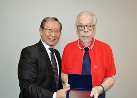 Dr. Tomas Kim entrega a placa In Memoriam ao Dr. Miguel Sala, viúvo da homenageada Dra. Maria Matheus de Sala