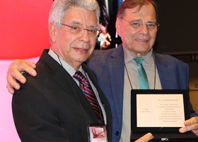 Dr. Marcos Felipe Silva de Sá, entrega cartão de prata ao Dr. Luiz Alberto Ferriani