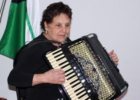 Meire Genaro,  acordeonista e professora