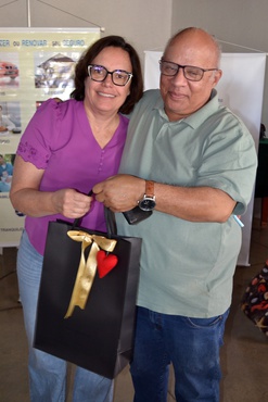Maria Elisa Menegucci recebe do Dr. Alexandre,