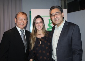 Dr. Tomas Kim, Dr. Nelson Hisamo Sato Júnior e Fabiana Sato