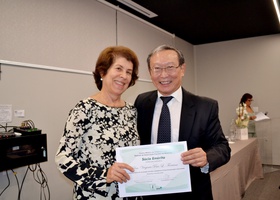 Dr. Tomas Kim entrega certificado de Sócia Emérita à Dra. Virgínia Paes Leme Ferriani