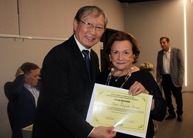 Dra. Azair Terezinha Vicente recebe o certificado de Sócia Remida do Dr. Tomas Kim