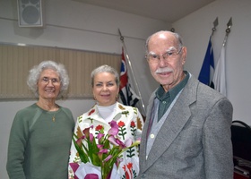 Dumara Piantino Jacintho, a maestrina Cristina Modé e Dr. Nelson Jacintho
