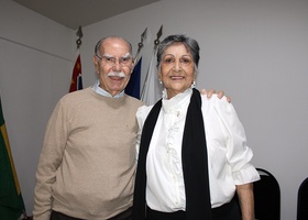 Dr. Nelson Jacintho, diretor do Departamento Cultural do Centro Médico e a  maestrina Marta Esteves de Freitas.