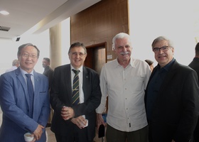 Dr. Tomas Kim e Dr. Sandro Scarpelini, profº Dr. José Ernesto dos Santos (FMRP/USP),  Profº Dr. Carlos Gilberto Carlotti Júnior, ex-reitor da Universidade de São Paulo (USP)