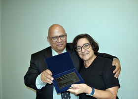 Dr. Alexandre Firmo de Souza Cruz entrega a placa In Memoriam à Luciana, viúva do homenageado, Dr. Gilberto Saber