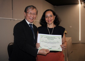 Dr. Tomas Kim, entrega o certificado de Sócia Emérita à Dra. Telma Regina Ramos Silva