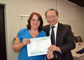 Dra. Renata Bazan Furini recebe certificado de Sócia Emérita, do Dr. Tomas Kim