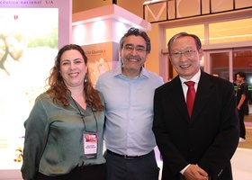 Dra. Carla Campos Petean, diretoria da Sociedade de Ginecologia e Obstetrícia do Estado de São Paulo (SOGESP), regional de Ribeirão Preto, Dr. Nelson Hisamo Sato Júnior, diretor presidente da Unimed RP e Dr. Tomas Kim, presidente do Centro Médico de Ribei