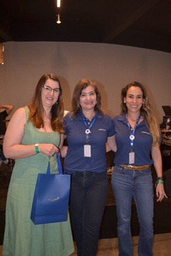 Alessandra Giarolinetto Baldim e Amanda Ferreira Gomes de Assis Antonio, representando a Sisprime, entrega brinde à Janete Scandolara...