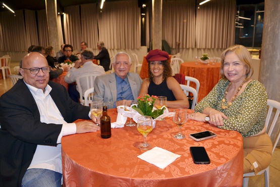 Dr. Alexandre Firmo de Souza Cruz, Dr. Marcos Rondon de Assis, conselheiro do Centro Médico, Lúcia e Dra. Noeli Rodrigues Andrade, diretora do Núcleo de Mulheres do Centro Médico