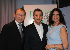 Dr. Tomas Kim, Dr. Ernesto Manfrin e Maria do Carmo