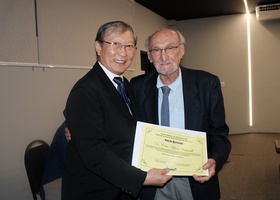 Dr. Celso Wilson Stefanelli recebe o certificado de Sócio Remido do Dr. Tomas Kim