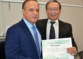 Dr. Carlos César Montezino Nogueira recebe certificado de Sócio Emérito,  do Dr. Tomas Kim