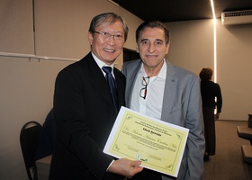 Dr. Tomas Kim entrega o certificado de Sócio Remido ao Dr. Antonio Antunes Cardoso Neto