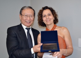 Dr. Tomas Kim entrega a placa In Memoriam à Giselli, sobrinha do homenageado Dr. João José Carneiro