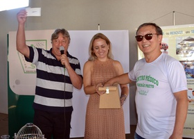 Luiz Umberto Menegucci (que “comandou” o bingo), Camila Spigolon e Dr. Kim