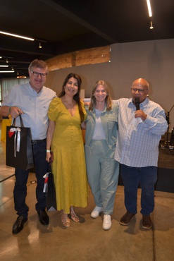 ...ao casal Dr. Walter Aguiar de Carvalho Júnior e Mariliz Maluf Kassis Aguiar de Carvalho...