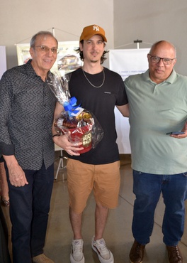 Rivadavia e Dr. Alexandre entregam a Pedro Mendes,