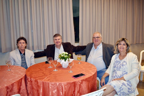 Dr. Flávio Petroucic Costa, conselheiro do Centro Médico, Dr. Walter Aguiar de Carvalho Júnior, diretor do Centro Médico, Dr. Luiz Cláudio Mega, conselheiro do Centro Médico e Jane Silveira Mega