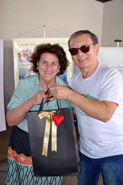 Prêmios do bingo -  Dr. Tomas Kim entrega prêmio à Valéria Mabtum,