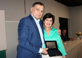 Dr. Luiz Alberto Ferriani entrega o cartão de homenagem à filha do Profº Hemil Riscalla, Mônica Riscalla