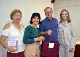 Os brindes foram entregues ao Mauro Vicente da Silva, por Dra. Noeli Andrade, Dra. Silvia Pelegrino e Anice Scandolara (Todeschini/Breton Ribeirão Preto)...