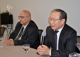 Dr. Alexandre Firmo de Souza Cruz, vice-presidente do Centro Médico e Dr. Tomas Yung Joon Kim, presidente do Centro Médico