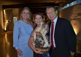 Camila Spigolon, Dra. Gisleika Valério Bianco, representando o Núcleo das Mulheres do Centro Médico, que recebeu uma cesta ofertada por Diap - Diagnóstico por Imagem e Dr. Tomas Kim