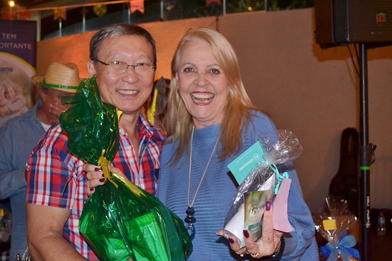 Premiados do bingo do Arraiá, entregues por Dr. Tomas Kim: Vilma Bugarelli Rocha...