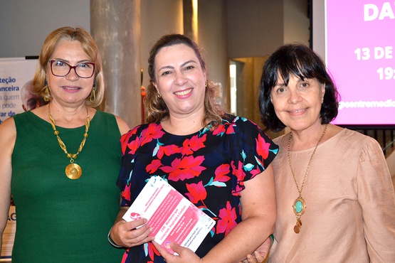 Núcleo de Mulheres Médicas do Centro Médico de Ribeirão Preto - Dra. Noeli Rodrigues Andrade, diretora, Dra. Silvia Pelegrino, vice-diretora e Dra. Carla Petean, secretária