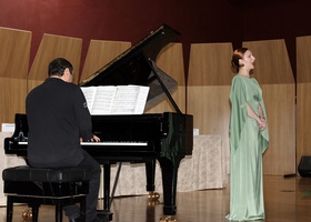 Maestro Rubens Russumano Ricciardi e a soprano Raquel Paulin